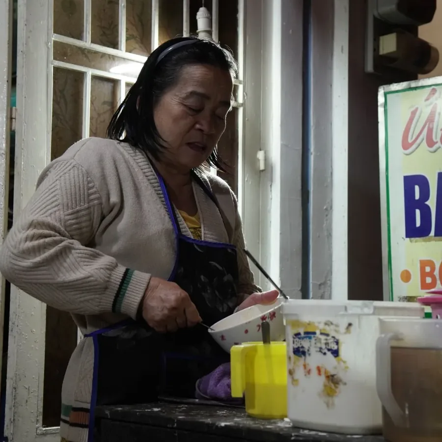 Bàn ăn tại Lương Thị Thúy Triều